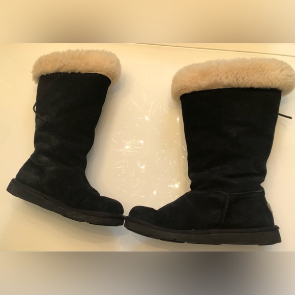 Ladies size 7 black Ugg boots - Picture 3 of 6